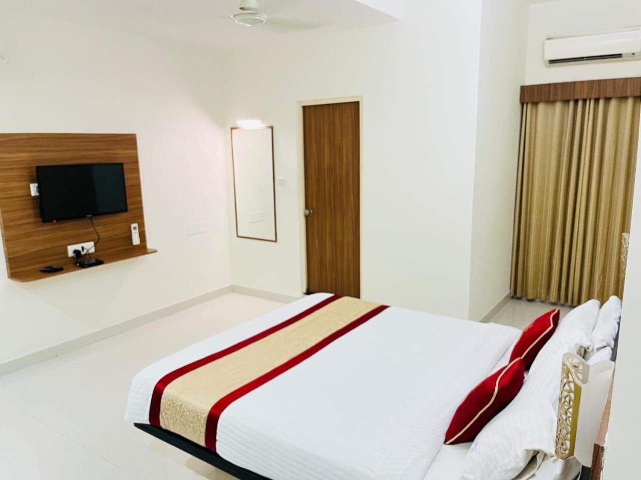 Hotel Grand Bee Bangalore Exteriör bild