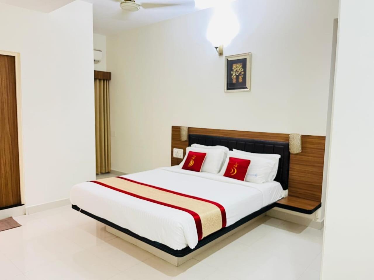 Hotel Grand Bee Bangalore Exteriör bild